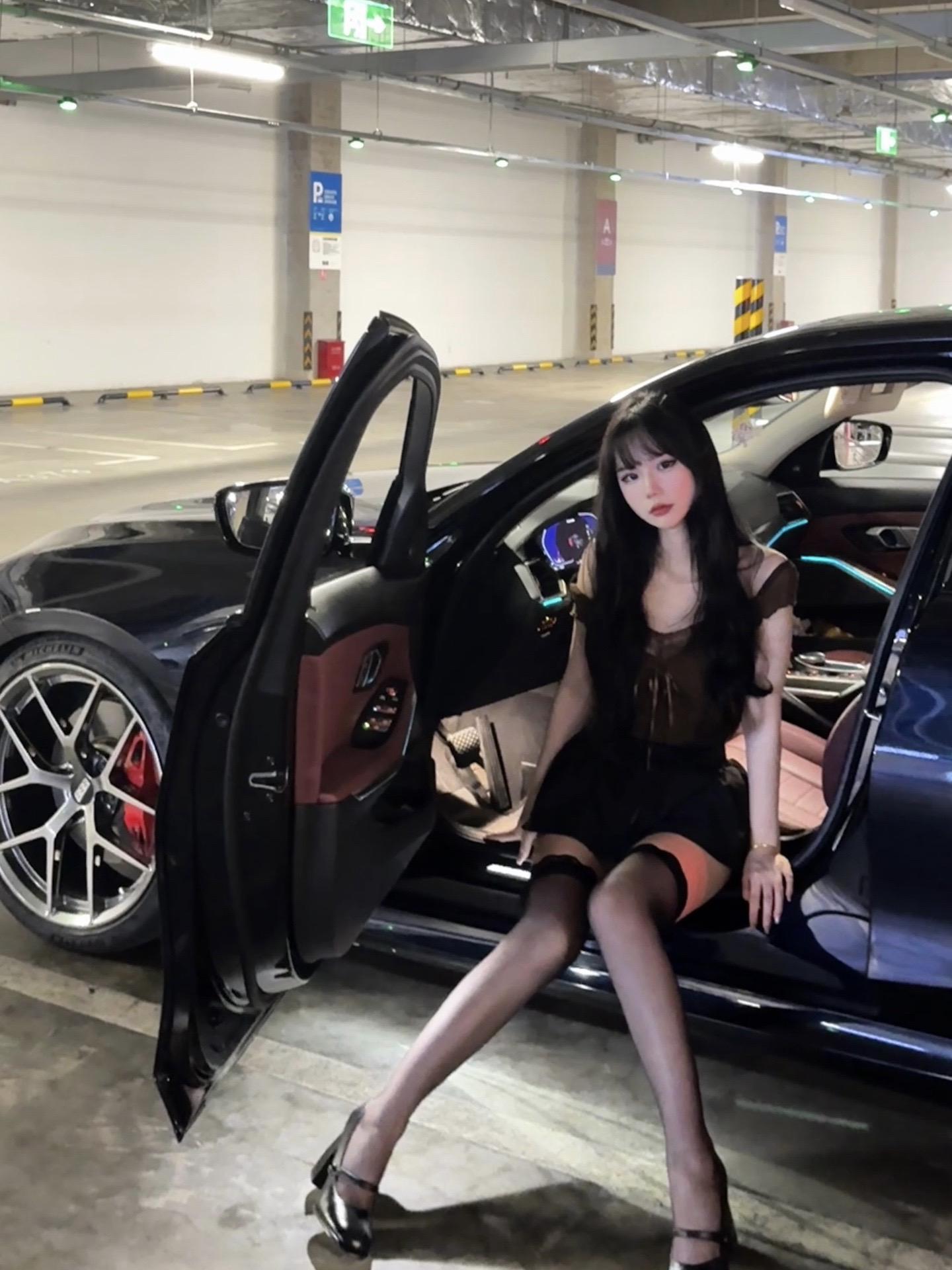 宝马3系330Li M运动曜夜套装展示图1