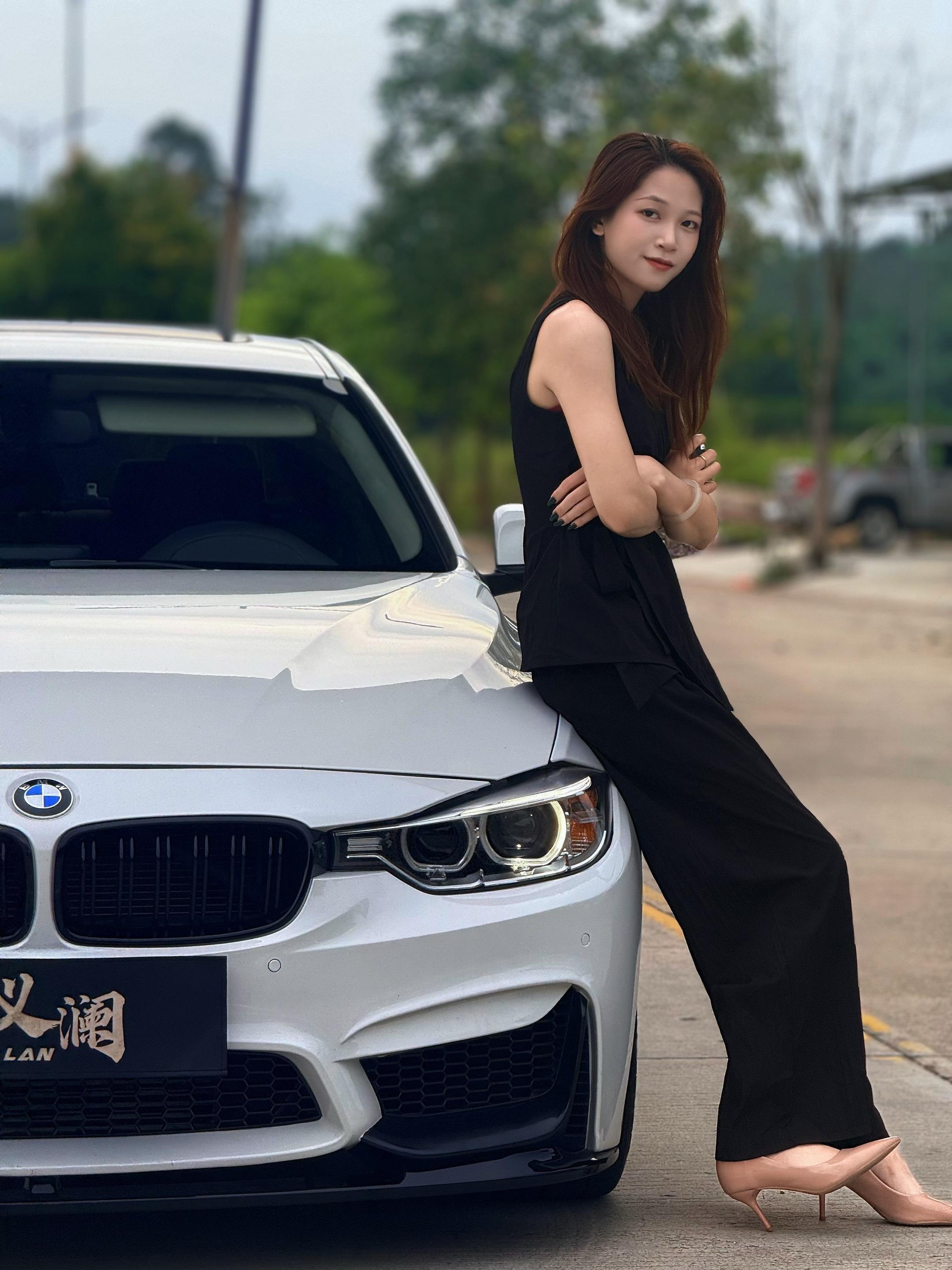 宝马3系330Li M运动曜夜套装展示图3